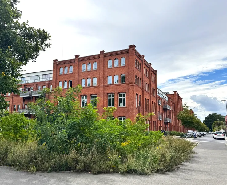 Wohnen im Spreekarree: moderne 1,5-Zimmer-Wohnung mit Galerie und EBK — photo 1